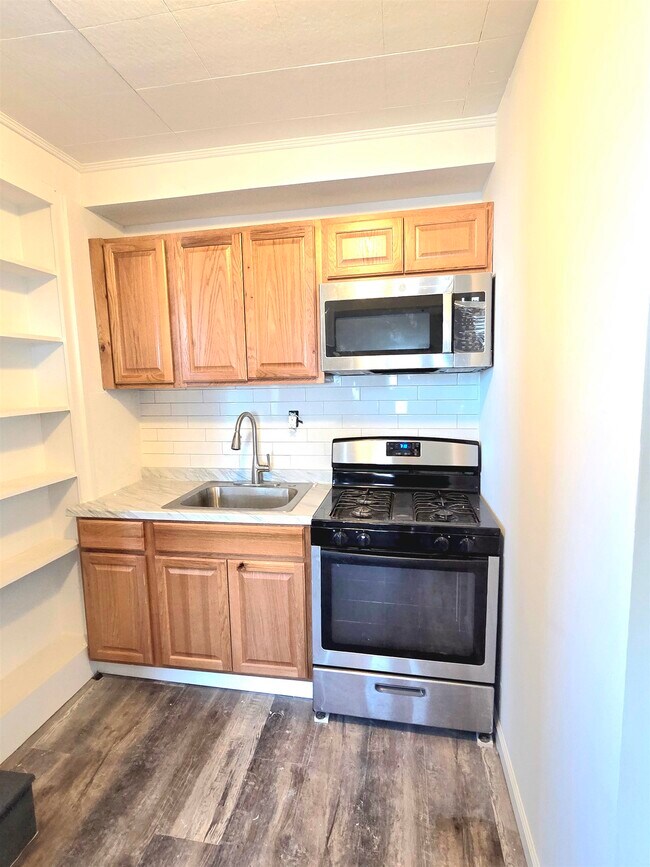 Building Photo - 1202 Hillside Pl