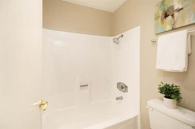 Building Photo - 323 Streamwood-