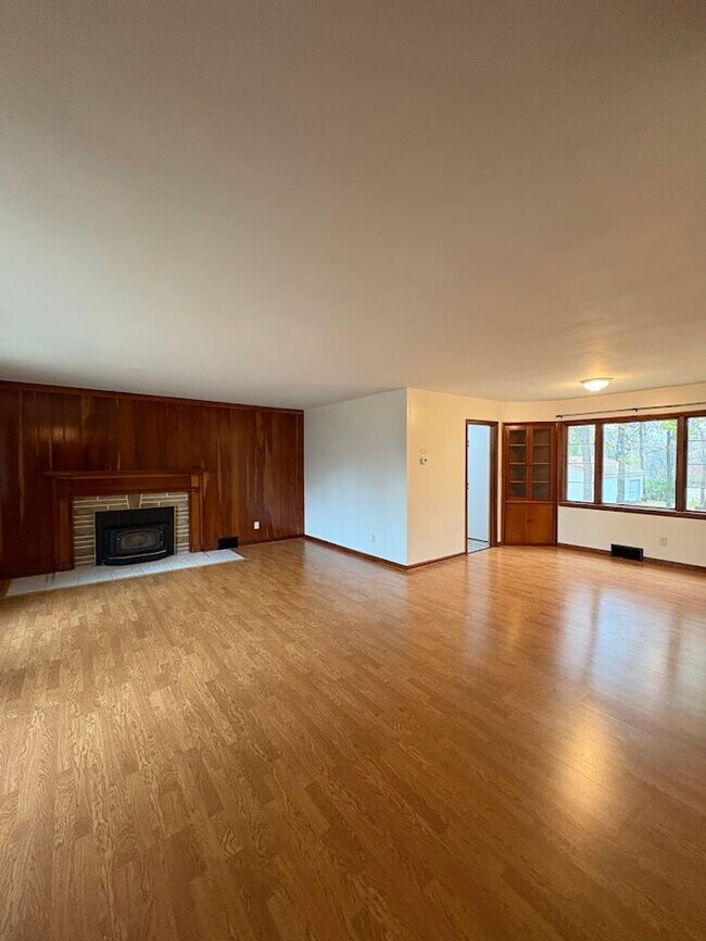 Building Photo - Two bedroom home for rent - Country living...