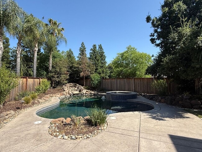 Building Photo - Beautiful 4 bedroom plus loft Pool home