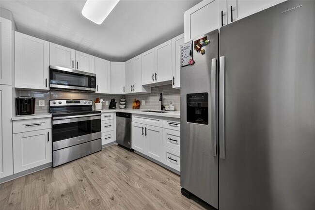 Building Photo - 412 Lakeview Dr