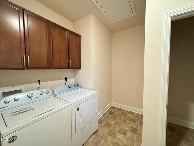 Building Photo - 2323 Bethpage Dr