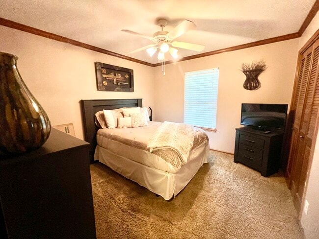 Building Photo - 6500 Lakewood Dr