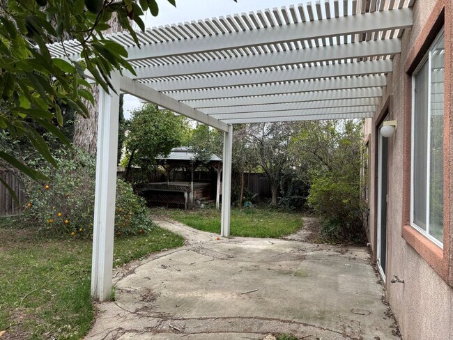 Building Photo - Modern 4 Bedroom w/ Loft Stonegate Area Vacaville *Star Rentals