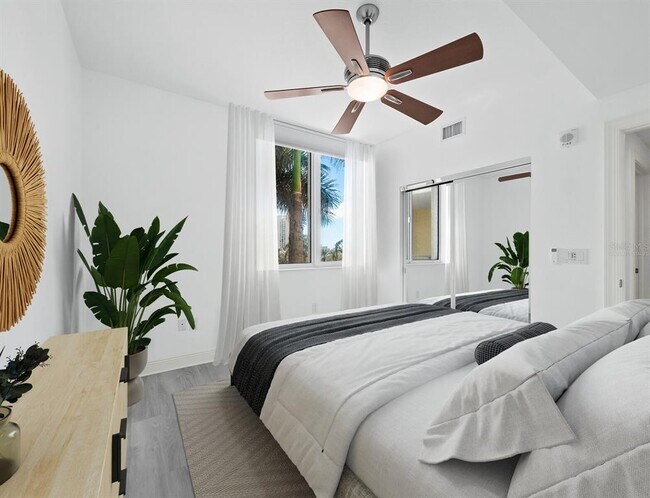 Building Photo - 800 N Tamiami Trl