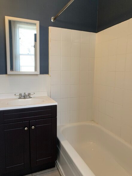 En-Suite Bathroom - 637 South Sherman Street