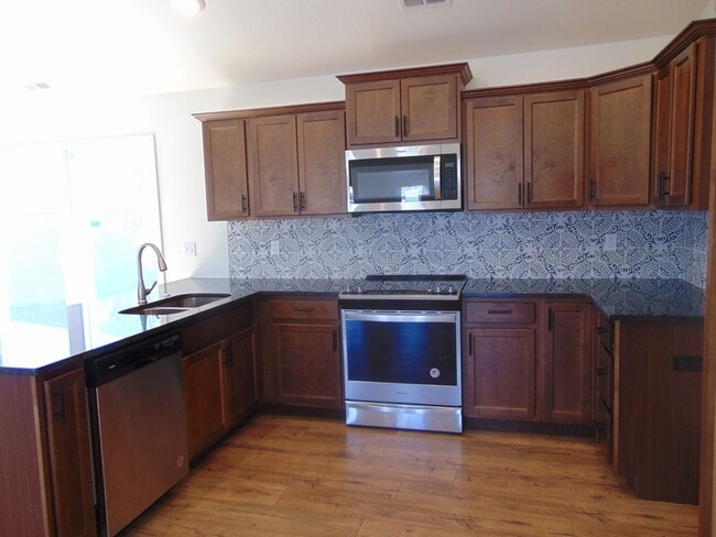 Building Photo - Sensational 3 Bed 2 Bath House!