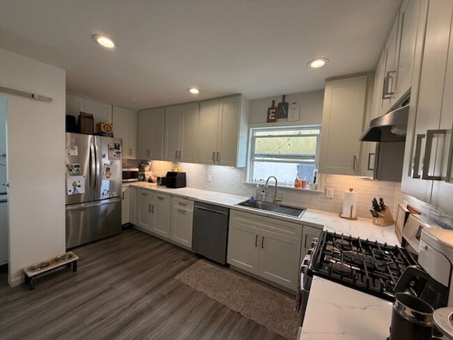Building Photo - SPACIOUS 3 BEDROOM / 1.5 BATH HOME IN LOS ...