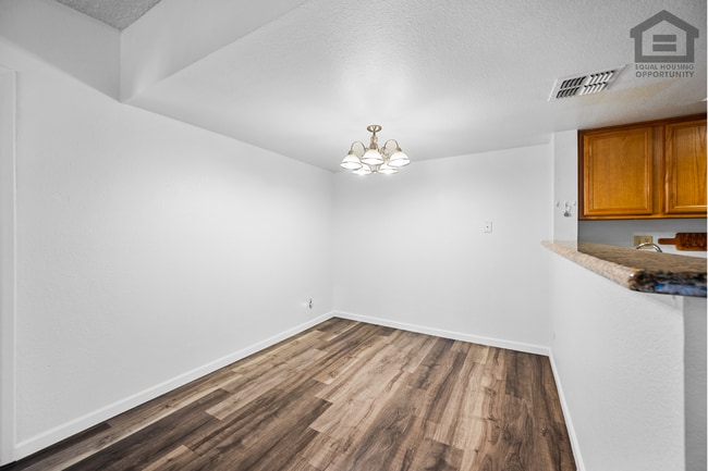 Building Photo - 2Bed/2Bath Condo at Thunderbird Rd/59th Ave! Ready for Immediate Move-In!