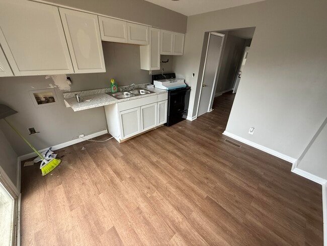 Building Photo - 134 Halls Ln