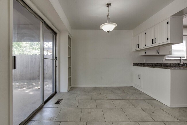 Building Photo - Three bed/2.5 bath in Harvest Hills