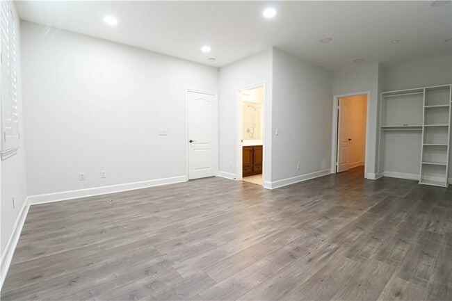 Building Photo - 2850 N Stone Pine Glen