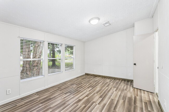 Building Photo - 223 Ajax Dr NW