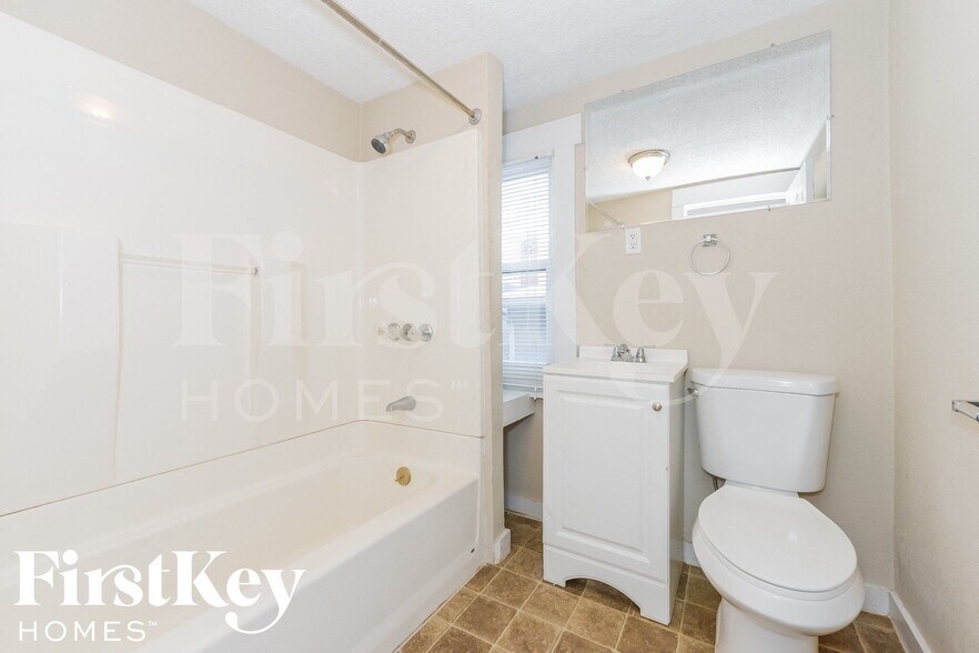 Building Photo - 2214 Quincy St