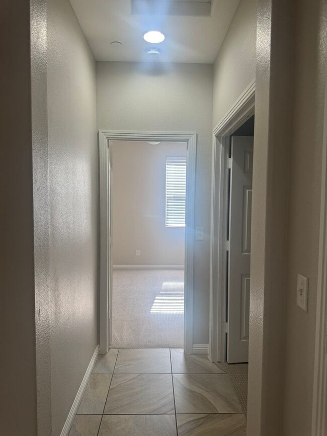 Building Photo - Gorgeous 3 Bed Single Story Home in Henderson - MOVE IN SPECIAL!!! 1/2 OFF 1ST MONTHS RENT OAC IF...