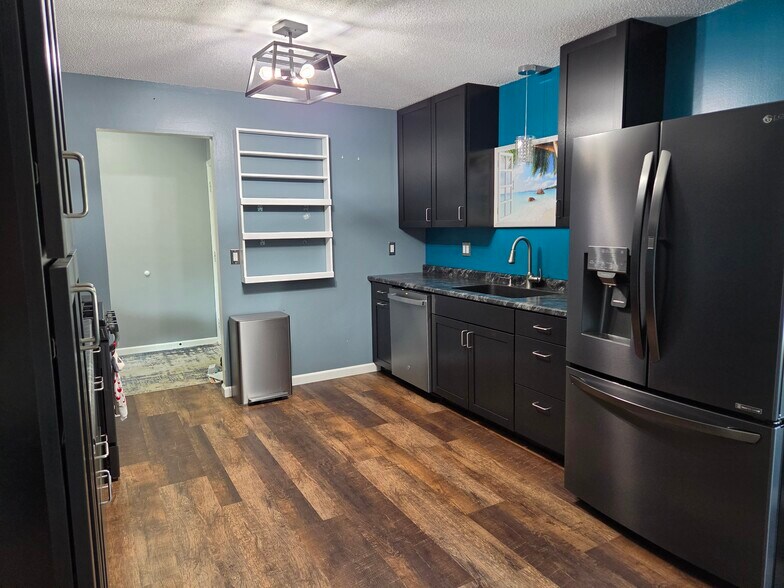Custom Kitchen - 629 Tyler St