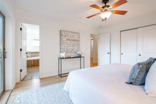 Building Photo - Stylish 2BR/2BA Condo with Patio & Parking...