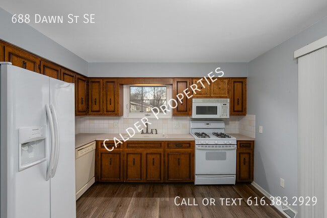 Building Photo - 688 Dawn St SE