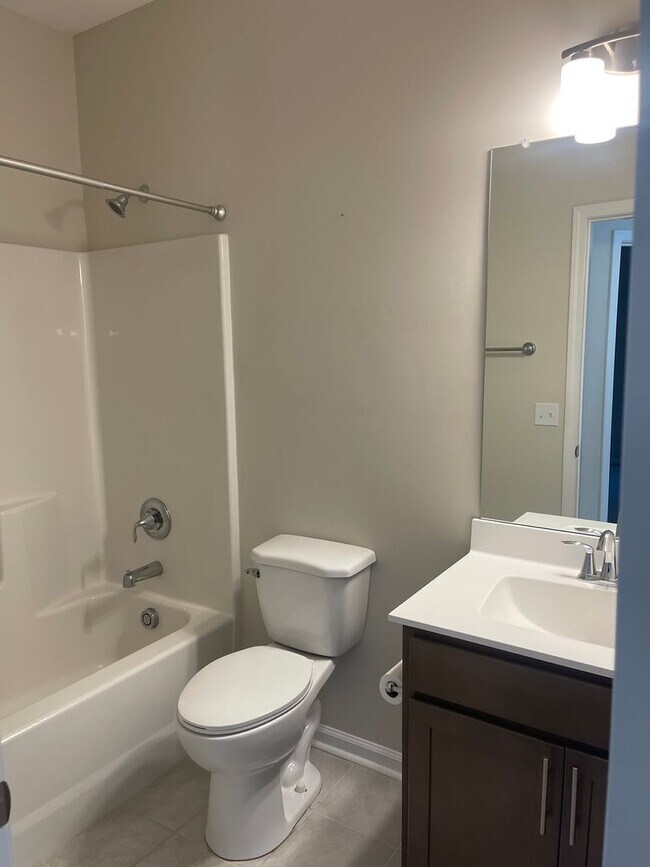 Building Photo - Stunning well kept 4 bed/ 3 bath home!