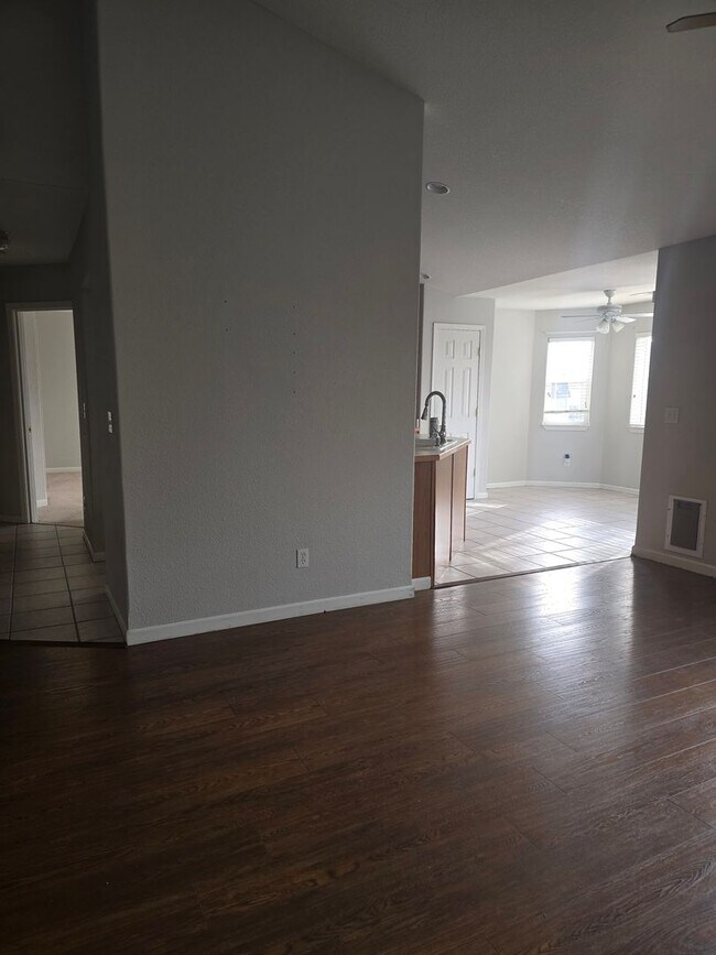 Building Photo - Beautiful 3 bed 2 bath