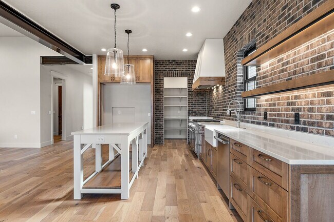 Building Photo - 116 S Carbon Rivet Ave