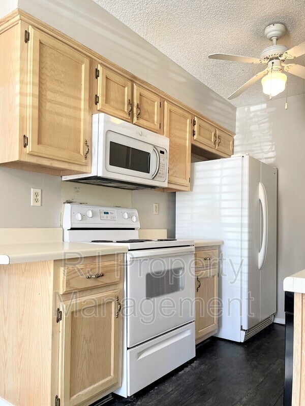Building Photo - 8226 Town N Country Dr