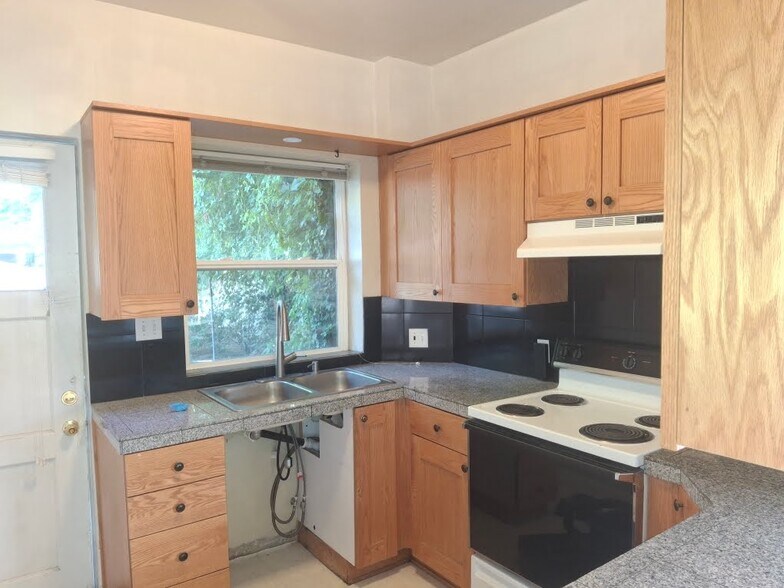 Building Photo - 768 E 900 S