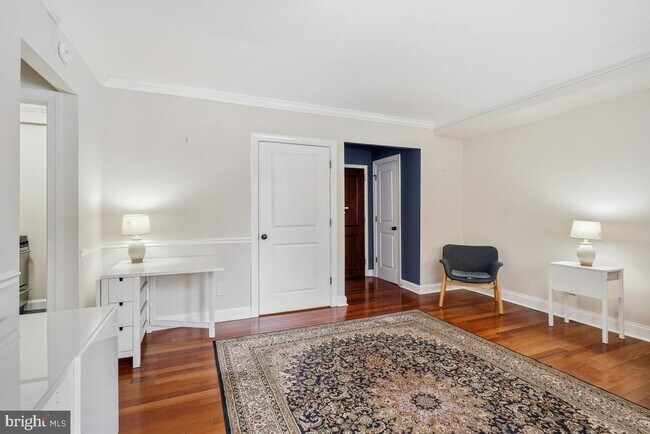 Building Photo - 906 S Washington St