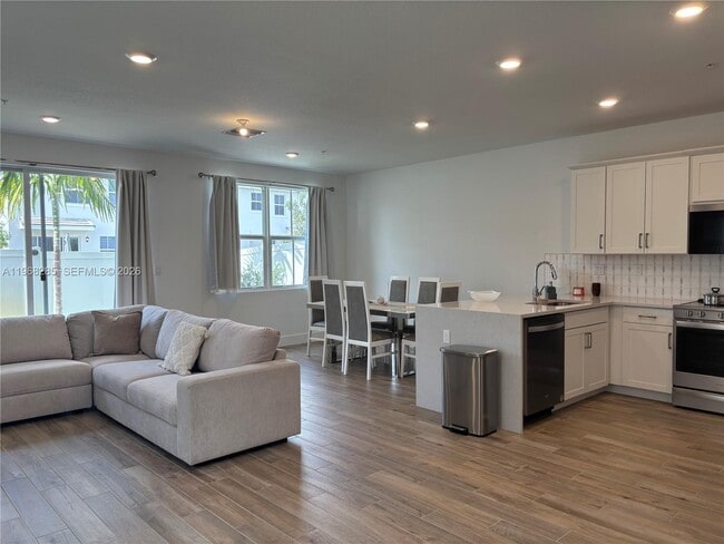 Building Photo - 146 SW 170th Ave