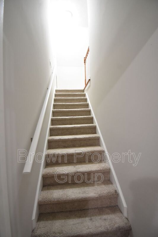 Building Photo - 5609 Thackeray Dr