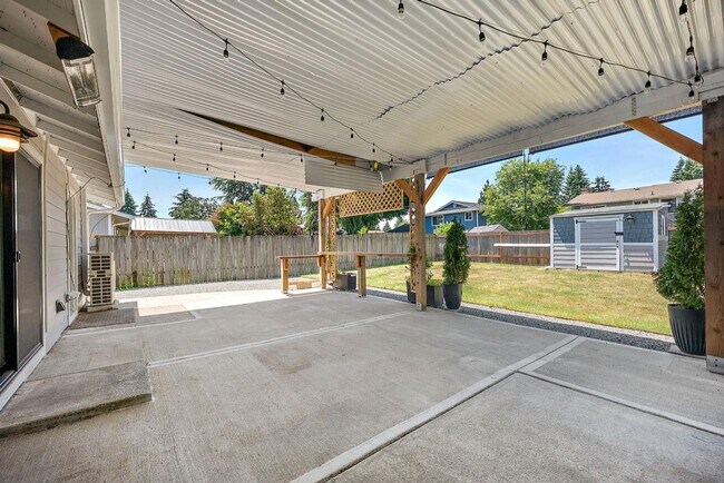 Building Photo - Beautiful Steilacoom Home with Private ADU, Covered Patio, Bonus Gym & A/C!