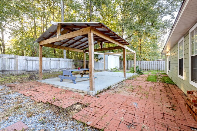 Building Photo - Adorable Home with fenced in backyard!