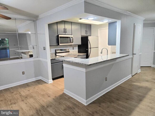 Building Photo - 3315 Sir Thomas Dr