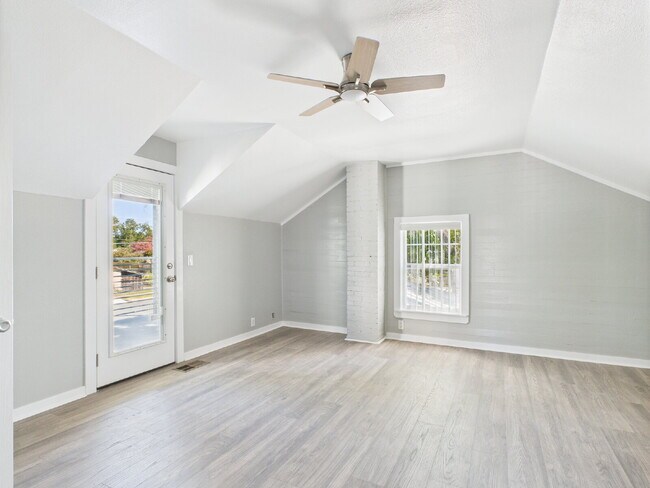 Building Photo - Gorgeous 4/3 in Quiet Neighborhood Utiliti...