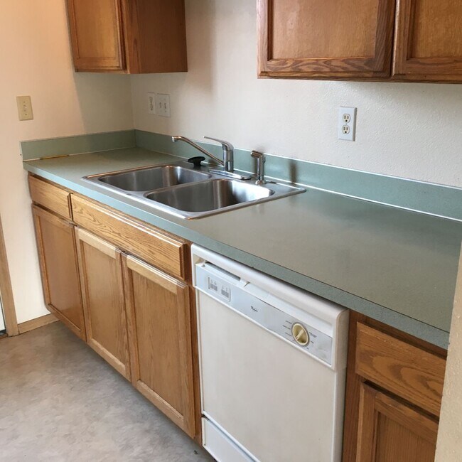 Building Photo - Pet-Friendly 2 Bedroom, 2 Bath Apartment in Newberg- $400 Discount on First Month's Rent!