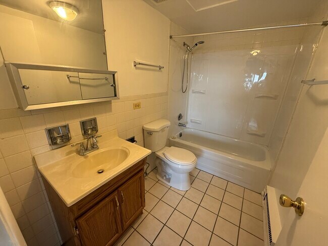 Building Photo - 1128 Des Plaines Ave