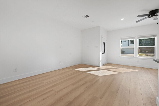 Building Photo - 8410 Sunnyhill St