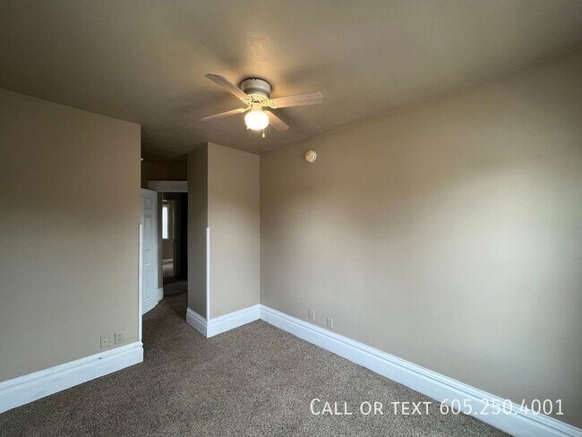 Building Photo - 4 Bedroom 2 Bathroom w/ Single Stall Garag...