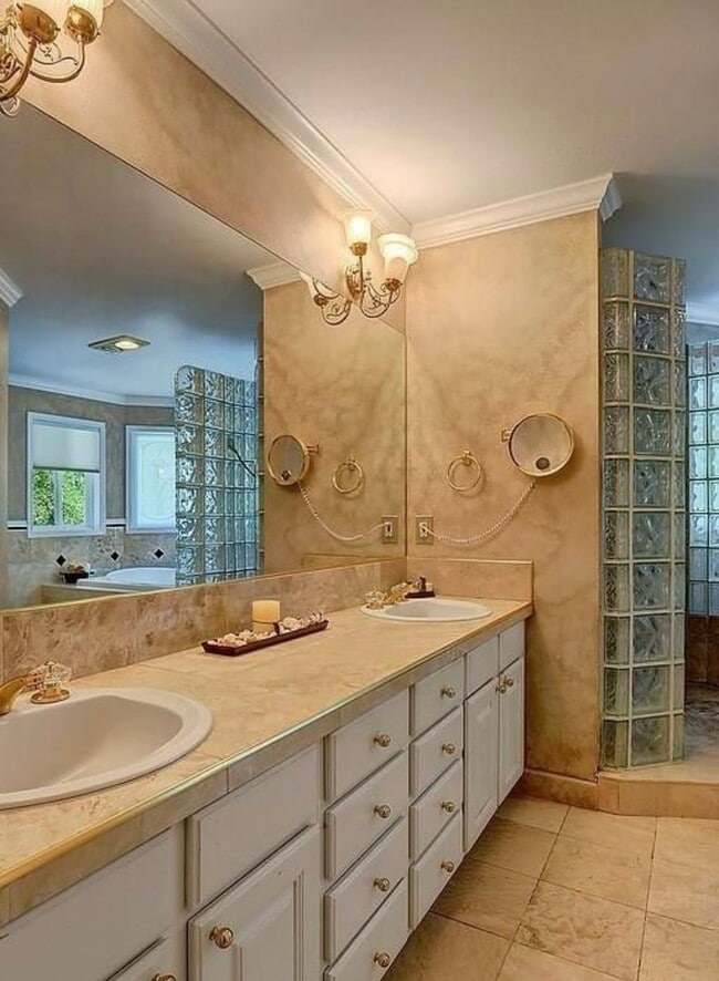 Building Photo - 4 Bedroom 3 Bath Spacious Home in Bellevue