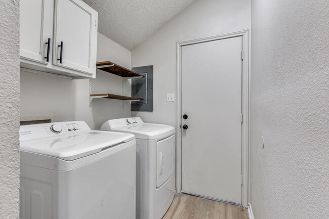 Building Photo - 418 S Las Vegas Trail