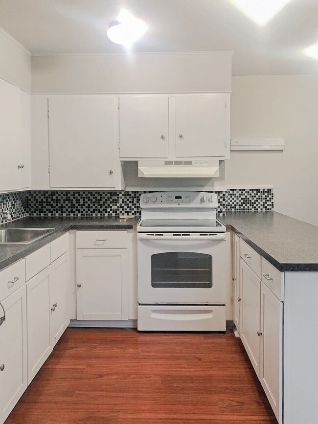 Building Photo - 824 S L St