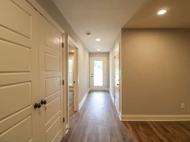 Building Photo - Corner Townhouse Available!