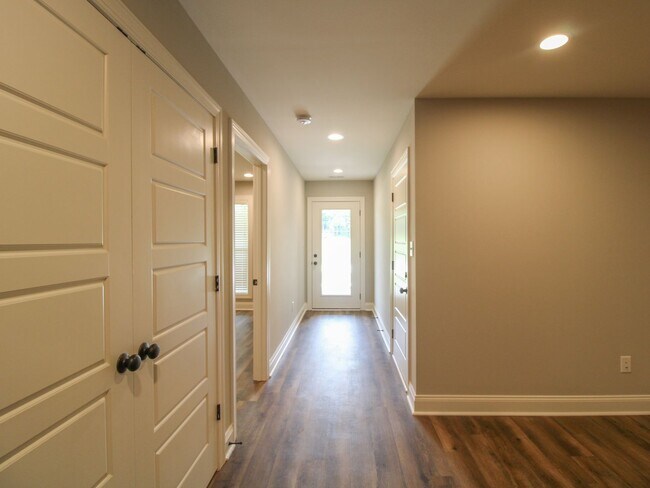 Building Photo - Nice Townhome in Athens City! $250 Amenity...