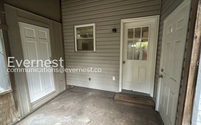 Building Photo - 2445 Hampstead Dr