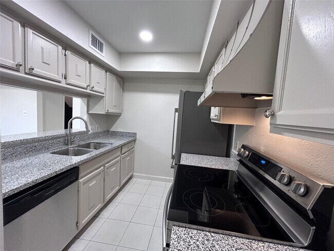 Building Photo - 8101 Amelia Rd