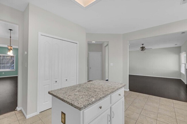 Building Photo - 710 Ray Ave