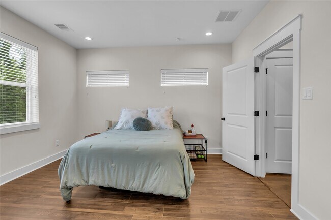 Building Photo - 5303 Donovan Gdns Ln