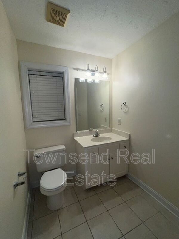 Building Photo - 305 W Summerchase Dr