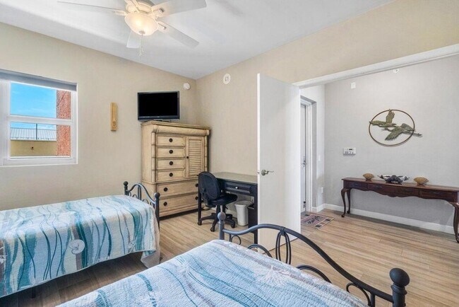 Building Photo - 2640 Lake Shore Dr