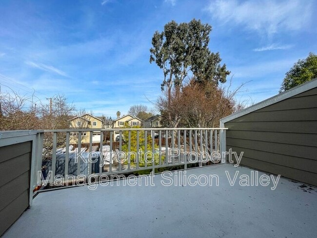 Building Photo - 700 Chiquita Ave